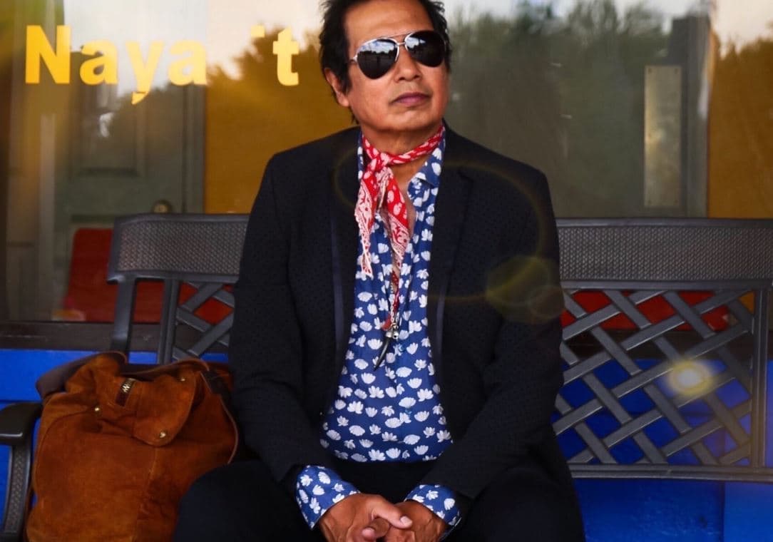 Alejandro Escovedo on bench